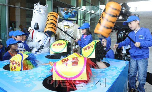13일 서울 용산구 국립중앙박물관에서 열린 인터넷 드림단 발대식에 앞서 참석자들이 악풀,신상털기, 허위사실유포 등을 뽕망치로 퇴치하고 있다. 박현구 기자phko@heraldm.com 2011.05.13
13일 서울 용산구 국립중앙박물관에서 열린 인터넷 드림단 발대식에 앞서 참석자들이 악풀,신상털기, 허위사실유포 등을 뽕망치로 퇴치하고 있다. 박현구 기자phko@heraldm.com 2011.05.13
한국인터넷진흥원이 13일 서울 용산구 국립중앙박물관에서 ‘초등학생 한국인터넷드림단 2기 발대식’을 가졌다. 이 날 발대식에 앞서 어린아이들이 악플, 신상털기, 허위사실유포, 명예훼손 등 인터넷 상의 나쁜 캐릭터가 올라오면 뿅망치로 내려치는 퍼포먼스를 진행하고 있다.  박현구 기자/heraldm.com