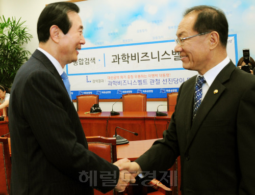 변웅전(왼쪽) 자유선진당 대표가 13일 오전 국회 당대표실에서 신임인사차 예방한 황우여 한나라당 원내대표와 반갑게 악수를 하고 있다.양동출dcyang@heraldm.com/110513/
변웅전(왼쪽) 자유선진당 대표가 13일 오전 국회 당대표실에서 신임인사차 예방한 황우여 한나라당 원내대표와 반갑게 악수를 하고 있다.양동출dcyang@heraldm.com/110513/
변웅전(왼쪽) 자유선진당 대표가 13일 오전 국회 당대표실에서 신임인사차 예방한 황우여 한나라당 원내대표와 반갑게 악수를 하고 있다.양동출dcyang@heraldm.com/110513/