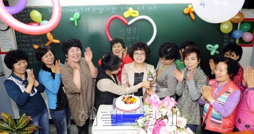 스승의 날을 이틀 앞 둔 13일 오전 서울 염리동 일성여중 2학년 1반의 40-60대의 재학생들이 담인선생님께 스승의날을 축하하며 카네이션을 달아주고 있다. 박해묵 기자/mook@heraldm.com
스승의 날을 이틀 앞 둔 13일 오전 서울 염리동 일성여중 2학년 1반의 40-60대의 재학생들이 담인선생님께 스승의날을 축하하며 카네이션을 달아주고 있다. 박해묵 기자/mook@heraldm.com
스승의 날을 이틀 앞둔 13일 서울 염리동 일성여중 2학년 1반의 40~60대 늦깎이 학생들이 담임 교사에게 카네이션을 달아주고 있다.  박해묵 기자/mook@