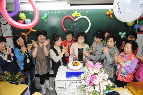 스승의 날을 이틀 앞 둔 13일 오전 서울 염리동 일성여중 2학년 1반의 40-60대의 재학생들이 담인선생님께 와이즈 토토을 축하하며 카네이션을 달아주고 있다. 박해묵 기자/mook@heraldm.com
스승의 날을 이틀 앞 둔 13일 오전 서울 염리동 일성여중 2학년 1반의 40-60대의 재학생들이 담인선생님께 와이즈 토토을 축하하며 카네이션을 달아주고 있다. 박해묵 기자/mook@heraldm.com