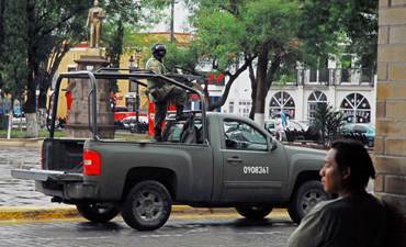 Members of the Mexican Army patrol the streets of Matamaros city on April 26, 2011 in Tamaulipas state, northern Mexico. Since Mexican authorities exhumed a total of 183 bodies from 40 separate pits in the state over the last month, the families of hundreds of missing people have offered DNA samples to Mexican authorities. (AFP-Yonhap News)