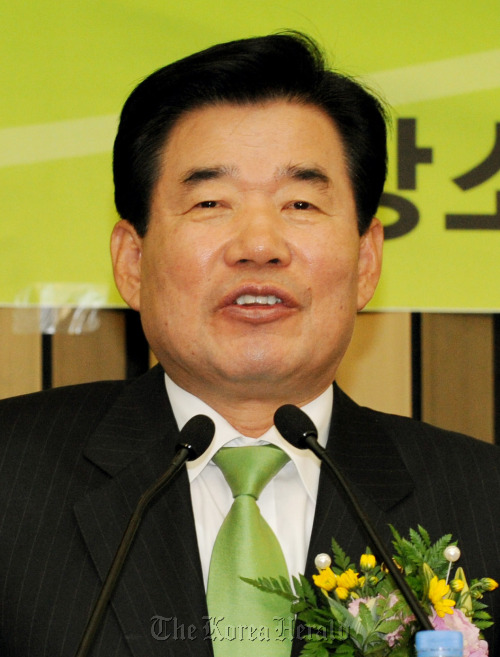 민주당  신임 김진표 원내대표가 13일 국회에서 열린 원내대표 선출 의원총회에서 신임 원내대표로 선출되고 난 뒤 인사말을 하고 있다.양동출dcyang@heraldm.com/110513/
Rep. Kim Jin-pyo