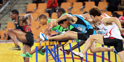 <YONHAP PHOTO-2827> "들소떼처럼.." (대구=연합뉴스) 이재혁 기자 = 12일 대구스타디움에서 열린 대구국제육상경기대회 남자 110m 허들 결승에 출전한 선수들이 장애물을 뛰어넘는 모습이 들소떼를 연상시키고 있다. 2011.5.12 yij@yna.co.kr/2011-05-12 23:21:20/ <저작권자 ⓒ 1980-2011 ㈜연합뉴스. 무단 전재 재배포 금지.>
American David Oliver powers to victory in the men’s 110 meter hurdles at the Colorful Daegu Pre-Championships at Daegu Stadium on Thursday.  Yonhap News
American David Oliver powers to victory in the men’s 110 meter hurdles at the Colorful Daegu Pre-Championships at Daegu Stadium on Thursday.  Yonhap News
American David Oliver powers to victory in the men’s 110 meter hurdles at the Colorful Daegu Pre-Championships at Daegu Stadium on Thursday.  Yonhap News