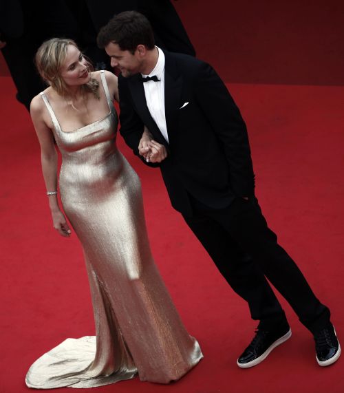 <YONHAP PHOTO-0730> Canadian actor Joshua Jackson and German actress Diane Kruger pose on the red carpet before the screening of "We Need to Talk About Kevin" presented in competition at the 64th Cannes Film Festival on May 12, 2011 in Cannes. AFP PHOTO POOL / GUILLAUME BAPTISTE /2011-05-13 06:11:32/ <저작권자 ⓒ 1980-2011 ㈜연합뉴스. 무단 전재 재배포 금지.>
Canadian actor Joshua Jackson and German actress Diane Kruger on the red carpet before the screening of “We Need to Talk About Kevin” at the 64th Cannes Film Festival on Thursday.
AFP-Yonhap News