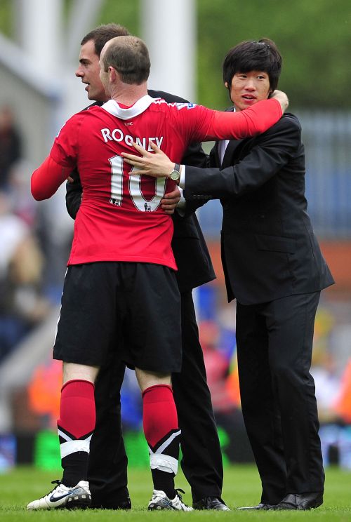 <YONHAP PHOTO-1124> Manchester United's South Korean midfielder Park Ji-Sung (R), Northern Irish midfielder Darron Gibson (L) and English striker Wayne Rooney (2nd L) celebrate together after the English Premier League football match between Blackburn Rovers and Manchester United at Ewood Park, Blackburn, north-west England on May 14, 2011. Manchester United drew 1-1 with Blackburn, a result that secured them a record 19th title to overtake Liverpool as the most successful club in English history. AFP PHOTO/GLYN KIRK FOR EDITORIAL USE ONLY Additional licence required for any commercial/promotional use or use on TV or internet (except identical online version of newspaper) of Premier League/Football League photos. Tel DataCo +44 207 2981656. Do not alter/modify photo. /2011-05-14 23:49:38/ <저작권자 ⓒ 1980-2011 ㈜연합뉴스. 무단 전재 재배포 금지.>
Park Ji-sung (right) and Wayne Rooney celebrate their league title.
AFP-Yonhap News