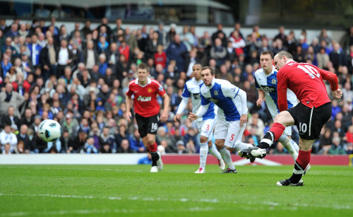 <YONHAP PHOTO-0099> Manchester United's Wayne Rooney, right, scores his side's equalising goal from the penalty spot during the English Premier League soccer match at Ewood Park, Blackburn Saturday May 14, 2011. (AP Photo/Martin Rickett, PA) UNITED KINGDOM OUT NO SALES NO ARCHIVE NO INTERNET/MOBILE USAGE WITHOUT FAPL LICENCE - SEE IPTC SPECIAL INSTRUCTIONS FIELD FOR DETAILS/2011-05-15 00:42:01/ <저작권자 ⓒ 1980-2011 ㈜연합뉴스. 무단 전재 재배포 금지.>
Manchester United’s Wayne Rooney scores his side’s equalizer.  AP-Yonhap News