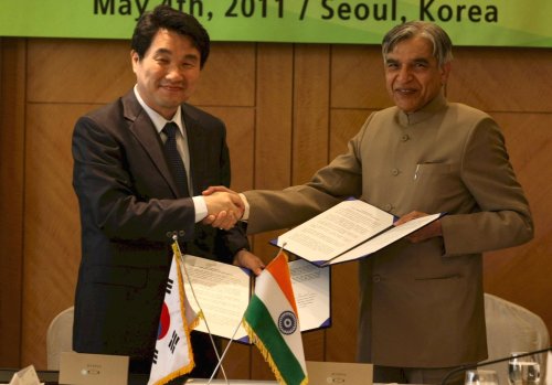 Education, Science and Technology Minister Lee Ju-ho (left) with
India Science and Technology Minister Pawan Kumar Bansal during
the 1st India-Korea Science and Technology Ministerial
Steering Committee. (India Embassy)