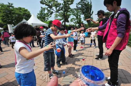 토토사이트 토실장시는 가정의 날 및 부부의 날 기념으로 15일 용산구 국립중앙박물관에서 '토토사이트 토실장 가족 한마당' 행사를 열었다. 행사에 참가한 어린이들이 요요를 배우고 있다./ 안훈기자 rosedale@ 2011.05.15
토토사이트 토실장시는 가정의 날 및 부부의 날 기념으로 15일 용산구 국립중앙박물관에서 '토토사이트 토실장 가족 한마당' 행사를 열었다. 행사에 참가한 어린이들이 요요를 배우고 있다./ 안훈기자 rosedale@ 2011.05.15
토토사이트 토실장시는 가정의 날 및 부부의 날 기념으로 15일 용산구 국립중앙박물관에서 '토토사이트 토실장 가족 한마당' 행사를 열었다. 행사에 참가한 어린이들이 요요를 배우고 있다./ 안훈기자 rosedale@ 2011.05.15
용산 국립중앙박물관에서 열린 토토사이트 토실장가족한마당 행사에 참가한 어린이들이 요요를 배우고 있다. 토토사이트 토실장시는 가정의날 및 부부의날 기념으로 15일 용산구 국립중앙박물관에서 가족의 소중함을 일깨우는 기회를 제공하기 위해 ‘토토사이트 토실장가족한마당’ 행사를 열었다.  　안훈 기자/rosedale@heraldm.com