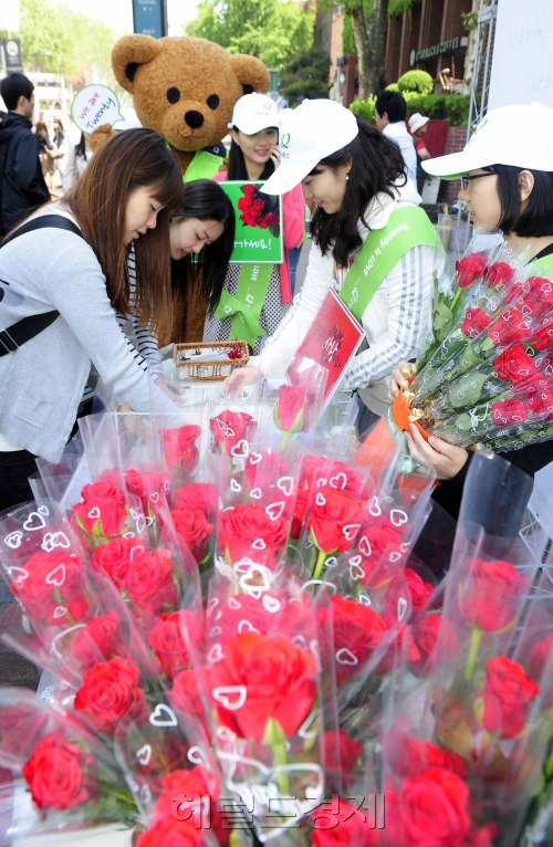 성년의 날인 16일 오전 서울 대학로 혜화역 인근에서 우리나라 국적의 국제구호개발 NGO인 굿네이버스가 해외빈곤아동돕기 모금에 참여한 스무 살 성년들에게 장미꽃을 나워주는 이벤트를 실시하고 있다. 박해묵 기자/mook@heraldm.com
성년의 날인 16일 오전 서울 대학로 혜화역 인근에서 우리나라 국적의 국제구호개발 NGO인 굿네이버스가 해외빈곤아동돕기 모금에 참여한 스무 살 성년들에게 장미꽃을 나워주는 이벤트를 실시하고 있다. 박해묵 기자/mook@heraldm.com
성년의날인 16일 오전 서울 대학로 혜화역 인근에서 국제구호개발 NGO인 굿네이버스가 해외빈곤 아동돕기 모금에 참여하고 나눔서약카드를 작성한 만 20세 성년에게 장미꽃을 나워주는 이벤트를 실시하고 있다.	 박해묵 기자/mook@heraldm.com