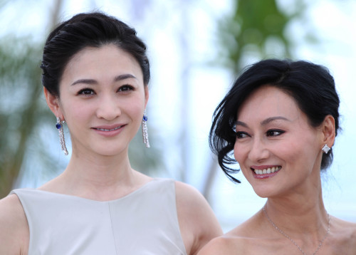 Actresses Li Xiaoran (L) and Kara Hui pose during the photocall of "Wu Xia" at the 64th Cannes Film Festival in Cannes, France, on May 14, 2011. (Xinhua-Yonhap News)