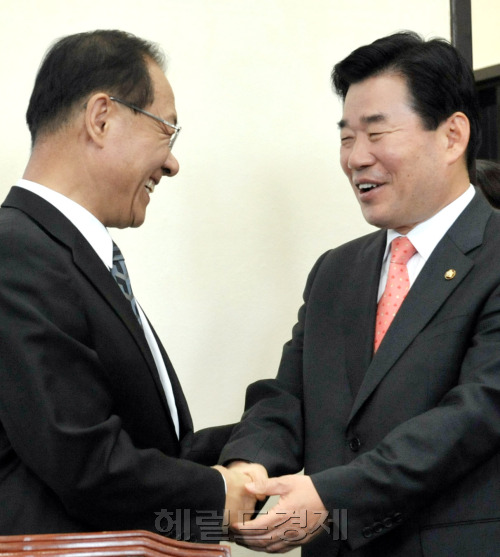 황우여(왼쪽) 한나라당 원내대표가 16일 오전 국회 원내대표실에서 김진표 민주당 원내대표의 예방을 받고 반갑게 인사를 나누고 있다.양동출dcyang@heraldm.com/110516/
황우여(왼쪽) 한나라당 원내대표가 16일 오전 국회 원내대표실에서 김진표 민주당 원내대표의 예방을 받고 반갑게 인사를 나누고 있다.양동출dcyang@heraldm.com/110516/
황우여(왼쪽) 한나라당 원내대표가 16일 오전 국회 원내대표실로 예방한 김진표 민주당 원내대표의 손을 잡고 반갑게 인사하고 있다. 양동출 기자/dcyang@