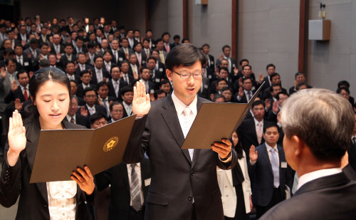 <YONHAP PHOTO-1150> 공정사회 구현을 위한 국세공무원 실천 결의 (서울=연합뉴스) 배재만 기자 = 16일 서울 국세청 강당에서 열린 공정과세 실천결의문 선포식에서 참석자들이 공정사회 구현을 위한 결의를 다지고 있다. 2011.5.16 scoop@yna.co.kr http://blog.yonhapnews.co.kr/f6464/2011-05-16 10:35:43/ <저작권자 ⓒ 1980-2011 ㈜연합뉴스. 무단 전재 재배포 금지.>
<YONHAP PHOTO-1150> 공정사회 구현을 위한 국세공무원 실천 결의 (서울=연합뉴스) 배재만 기자 = 16일 서울 국세청 강당에서 열린 공정과세 실천결의문 선포식에서 참석자들이 공정사회 구현을 위한 결의를 다지고 있다. 2011.5.16 scoop@yna.co.kr http://blog.yonhapnews.co.kr/f6464/2011-05-16 10:35:43/ <저작권자 ⓒ 1980-2011 ㈜연합뉴스. 무단 전재 재배포 금지.>
국세청은 16일 서울 본청 강당에서 열린 전국 세무관서장 회의에서 공정과세 실천결의문 선포식을 가졌다. 대표 공무원들이 공정사회 구현을 위한 결의를 다지고 있다.  [연합뉴스]