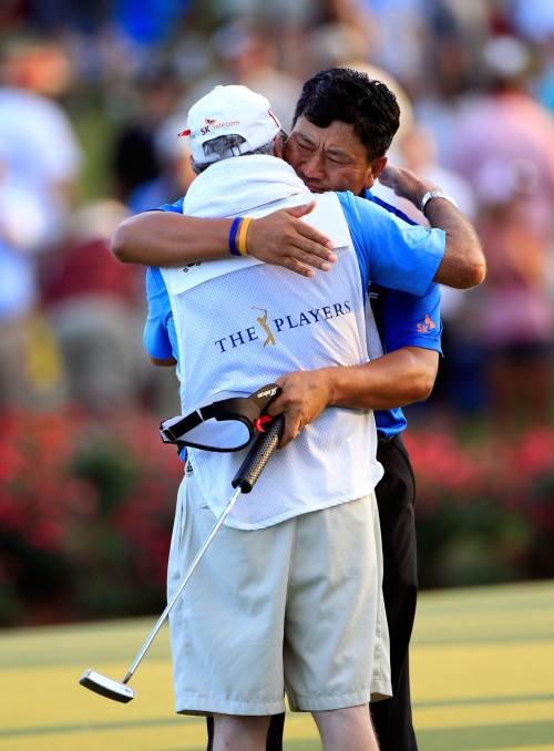 <YONHAP PHOTO-1019> PONTE VEDRA BEACH, FL - MAY 15: K.J. Choi of South Korea celebrates with caddie Andy Prodger after making a par-saving putt to defeat David Toms on the first playoff hole to win THE PLAYERS Championship held at THE PLAYERS Stadium course at TPC Sawgrass on May 15, 2011 in Ponte Vedra Beach, Florida. Sam Greenwood/Getty Images/AFP== FOR NEWSPAPERS, INTERNET, TELCOS & TELEVISION USE ONLY == /2011-05-16 09:36:15/ <저작권자 ⓒ 1980-2011 ㈜연합뉴스. 무단 전재 재배포 금지.>
Korea’s Choi Kyung-ju celebrates with caddie Andy Prodger after his victory.  AFP-Yonhap News