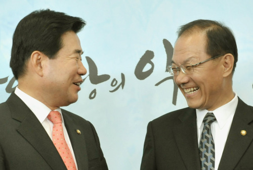 김진표 정당인, 민주당 (원내대표), 황우여 한나라당 (국회의원), 한나라당 (원내대표), 한국청소년연맹 (총재) / (HB)황우여=김진표-2 / (생생)여ㆍ야 사령탑 on game 토토사이트, 첫 만남 ‘덕담 속 송곳’