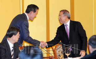 　전경련이 지난 2월 24일 허창수 신임회장 체제로 힘차게 출범했지만, 3개월 가까이 지나도록 별로 달라진 모습이 보이지 않아 비판을 받고 있다. 사진은 허 회장(왼쪽)이 전임 조석래 회장과 악수하는 모습. 박해묵 기자/mook@heraldm.com
