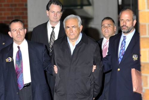 <YONHAP PHOTO-1406> IMF head Dominique Strauss-Kahn (C) is escorted by police as being taken out of a police station in New York on May 15, 2011. Strauss-Kahn was charged Sunday with attempting to rape a New York chambermaid, unleashing a scandal which could bury his long-held ambitions to be elected the president of France. AFP PHOTO/Jewel Samad /2011-05-16 12:12:28/ <저작권자 ⓒ 1980-2011 ㈜연합뉴스. 무단 전재 재배포 금지.>
IMF head Dominique Strauss-Kahn (center) is escorted out of a police station in New York on Sunday.
AFP-Yonhap News
