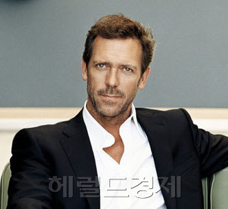 휴 로리(James Hugh Calum Laurie) 영화배우(영국)/아팝/사이드/미드 ‘하우스’ 주인공, 뮤지션으로 ‘대박’…UK 토르가즘 토토사이트 차트 2위 데뷔-copy(o)1