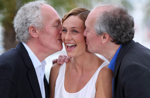 <YONHAP PHOTO-2168> (110515) -- CANNES, May 15, 2011 (Xinhua) -- Belgian director Jean-Pierre Dardenne (L) and Luc Dardenne (R) kiss actress Cecile de France during the photocall of "the Kid with a Bike" at the 64th Cannes Film Festival in Cannes, France, on May 15, 2011. (Xinhua/Gao Jing) (msq)/2011-05-15 21:52:40/ <저작권자 ⓒ 1980-2011 ㈜연합뉴스. 무단 전재 재배포 금지.>
Belgian director Jean-Pierre Dardenne (left) and Luc Dardenne (right) kiss actress Cecile de France during the photocall of “The Kid with a Bike” at the Cannes Film Festival in France, on May 15.  Xinhua-Yonhap News