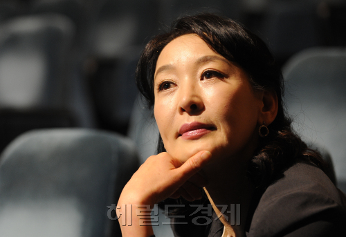 연출가 윤석화 인터뷰.<br />이상섭 기자 babtong@heraldm.com 2011.05.13
연출가 윤석화 인터뷰.
이상섭 기자 babtong@heraldm.com 2011.05.13