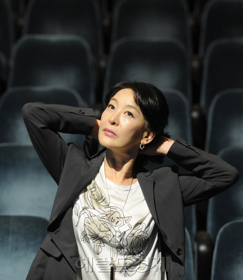 연출가 윤석화 인터뷰.<br />이상섭 기자 babtong@heraldm.com 2011.05.13
연출가 윤석화 인터뷰.
이상섭 기자 babtong@heraldm.com 2011.05.13