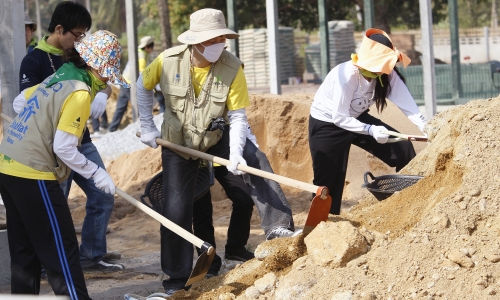 포스코 패밀리는 지난 2007년부터 대학생 봉사단 ‘비욘드’와 함께 국내뿐만 아니라 인도, 태국 등 해외 각지에서 사랑의 집짓기 등 다양한 봉사활동을 펼치면서 글로벌 사회공헌에 앞장서고 있다.