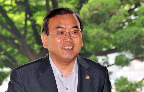 영준 국무총리실 국무차장이 6일 청와대에서 열린 국무회의를 마치고 정부청사로 들어오고 있다.<br alt=