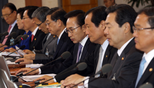 <YONHAP PHOTO-0701> 이명박 대통령, 국무회의 주재 (서울=연합뉴스) 김병만 기자 = 이명박 대통령이 17일 오전 청와대에서 국무회의를 주재하고 있다 2011.5.17 kimb01@yna.co.kr/2011-05-17 08:42:46/ <저작권자 ⓒ 1980-2011 ㈜연합뉴스. 무단 전재 재배포 금지.>
<YONHAP PHOTO-0701> 이명박 대통령, 국무회의 주재 (서울=연합뉴스) 김병만 기자 = 이명박 대통령이 17일 오전 청와대에서 국무회의를 주재하고 있다 2011.5.17 kimb01@yna.co.kr/2011-05-17 08:42:46/ <저작권자 ⓒ 1980-2011 ㈜연합뉴스. 무단 전재 재배포 금지.>