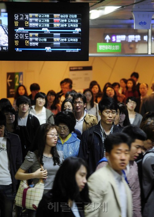 17일 오전 서울 풀문 토토사이트 4호선 한성대 입구역에서 발생한 신호장애로 풀문 토토사이트이 지연 운행되면서 동대문역사문화공원역을 이용하는 시민들이 불편을 겪고 있다. 박해묵 기자/mook@heraldm.com
17일 오전 서울 풀문 토토사이트 4호선 한성대 입구역에서 발생한 신호장애로 풀문 토토사이트이 지연 운행되면서 동대문역사문화공원역을 이용하는 시민들이 불편을 겪고 있다. 박해묵 기자/mook@heraldm.com
17일 오전 서울 풀문 토토사이트 4호선 한성대 입구역에서 발생한 신호장애로 풀문 토토사이트이 지연 운행되면서 동대문역사문화공원역을 이용하는 시민들이 불편을 겪고 있다. 박해묵 기자/mook@heraldm.com