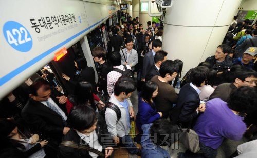 17일 오전 서울 토토사이트 운영자 검거 4호선 한성대 입구역에서 발생한 신호장애로 토토사이트 운영자 검거이 지연 운행되면서 동대문역사문화공원역을 이용하는 시민들이 불편을 겪고 있다. 박해묵 기자/mook@heraldm.com
17일 오전 서울 토토사이트 운영자 검거 4호선 한성대 입구역에서 발생한 신호장애로 토토사이트 운영자 검거이 지연 운행되면서 동대문역사문화공원역을 이용하는 시민들이 불편을 겪고 있다. 박해묵 기자/mook@heraldm.com
17일 오전 서울 토토사이트 운영자 검거 4호선 한성대입구역 배전설비에 누전으로 추정되는 화재가 발생, 신호장애로 4호선 상ㆍ하행선 운행이 차질을 빚었다. 동대문역사문화공원역을 이용하는 승객이 열차 지연으로 불편을 겪고 있다. 박해묵 기자/mook@heraldm.com