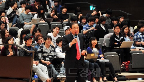 16일 오후 송도 연세대 국제캠퍼스에서 유병창 헤럴드미디어 대표이사가 글로벌 리더십이란 주제로 초청강의를 하고 있다.<br />김명섭 기자 msiron@