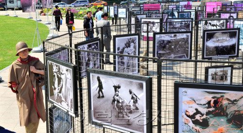 5·18 민중항쟁 제31주년기념일을 하루 앞둔 17일 오전 서울광장에서 기념전시회가 열려 시민들이 사진들을 둘러보고 있다.<br />김명섭 기자 msiron@
5·18 민중항쟁 제31주년기념일을 하루 앞둔 17일 오전 서울광장에서 기념전시회가 열려 시민들이 사진들을 둘러보고 있다.
김명섭 기자 msiron@
5ㆍ18 민중항쟁 31주년 기념일을 하루 앞둔 17일 오전 서울광장에서 기념전시회가 열려 시민들이 기록사진들을 둘러보고 있다.
김명섭 기자/msiron@heraldm.com
