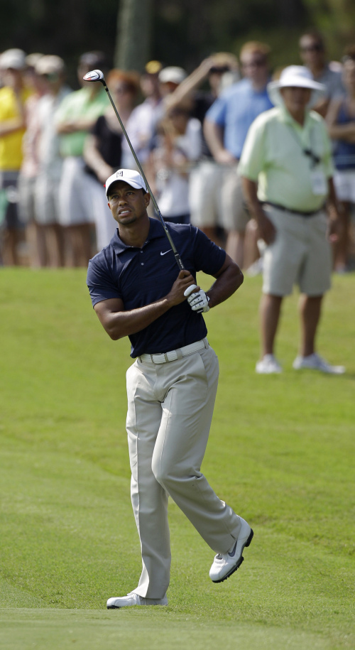 <YONHAP PHOTO-1157> Tiger Woods bends his knee after his second shot on the ninth hole during the first round of The Players Championship golf tournament Thursday May 12, 2011, in Ponte Vedra Beach, Fla. Woods withdrew from the tournament after nine holes. (AP Photo/Chris O'Meara)/2011-05-13 07:40:49/ <저작권자 ⓒ 1980-2011 ㈜연합뉴스. 무단 전재 재배포 금지.>
World No. 8 Tiger Woods played only nine holes last week at The Players tourney.
AP-Yonhap News