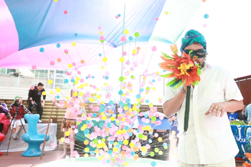 Al Paldrok (right) performs with Nomgrata at a rooftop performance in Hongdae.   KoPAS