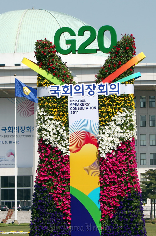 G-20 국회의장회의를 앞두고 17일 국회의사당 앞에 세워진 꽃탑.양동출dcyang@heraldm.com/110517/
A floral tower is set up in front of the National Assembly building on Tuesday to celebrate the G20 Seoul Speakers’ Consultation scheduled for Wednesday to Friday.  Yang Dong-chul/The Korea Herald