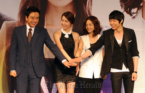 17일 서울 장충동 반얀트리 클럽 앤 스파 서울에서 김승우, 박유천, 이다혜, 강혜정 주연의 새 MBC 월화드라마 미스 리플리제작 발표회가 열렸다. 미스 리플리는 탐욕에 빠진 한 여자가 사랑하게 된 두남자 사이에서 벌어지는 이야기로 5월 30일 방영될 예정이다. <br />이상섭 기자 babtong@heraldm.com 2011.05.17
The cast of MBC’s “Miss Ripley” (from left to right) ― Kim Seung-woo, Lee Dae-hey, Kang Hye-jung and Park Yoo-chun ― cheer on their series at a press conference at Banyan Tree Club and Spa Seoul in Seoul on Tuesday.  Lee Sang-sub/The Korea Herald
