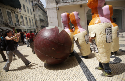 <YONHAP PHOTO-3187> A woman throws a ball against members of Portugal's Left Bloc party dressed as skittles during a pretend bowling game against the International Monetary Fund Monday, May 16, 2011 in downtown Lisbon. Later Monday finance ministers were expected to sign off on a euro78 billion ($110 billion) bailout by the EU and the IMF. The skittles reads in Portuguese "salary cuts, privatization, making dismissals easier". (AP Photo/ Francisco Seco)/2011-05-16 23:26:41/ <저작권자 ⓒ 1980-2011 ㈜연합뉴스. 무단 전재 재배포 금지.>
A woman throws a ball against members of Portugal’s Left Bloc party dressed as skittles during a pretend bowling game against the International Monetary Fund in Lisbon on Monday. AP-Yonhap News