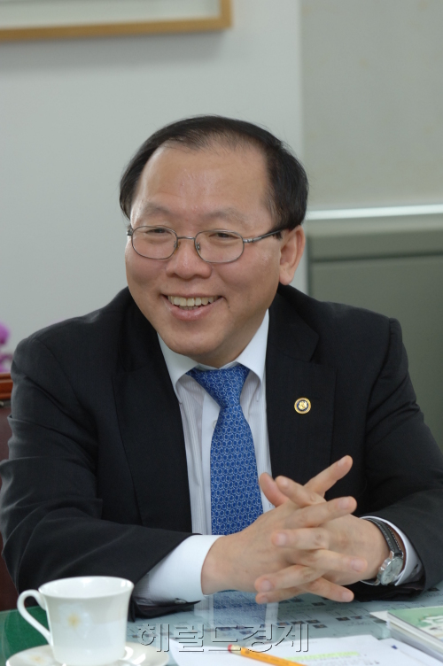 김동선 중소기업청장  / 김동선 중기청장 인터뷰 사진-1 / 3판)김동선 중기청장, 대·중기 동반해외진출 모색