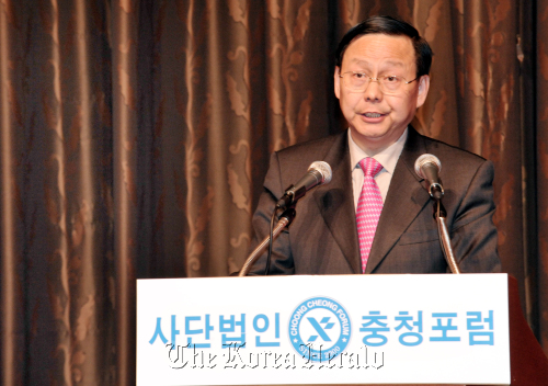16일 롯데호텔에서 열린 충청포럼 장신썬 중국대사 초청 강연회.<br />정희조 기자/checho@heraldm.com 110516
Chinese Ambassador to South Korea Zhang Xinsen delivers a lecture on relations between Seoul and Beijing at the 26th Choong Cheong Forum in Seoul on Monday.  Chung Hee-cho/The Korea Herald
Chinese Ambassador to South Korea Zhang Xinsen delivers a lecture on relations between Seoul and Beijing at the 26th Choong Cheong Forum in Seoul on Monday.  Chung Hee-cho/The Korea Herald