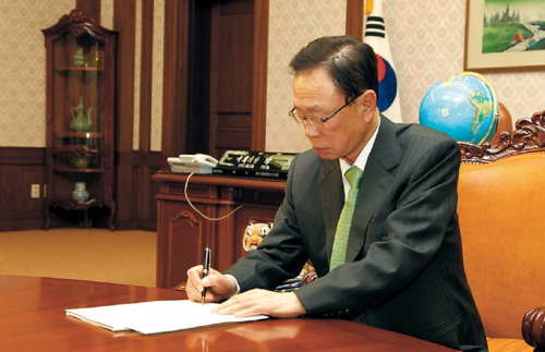Speaker Park Hee-tae signs a letter of invitation to the G20 Seoul Speakers’ Consultation. National Assembly