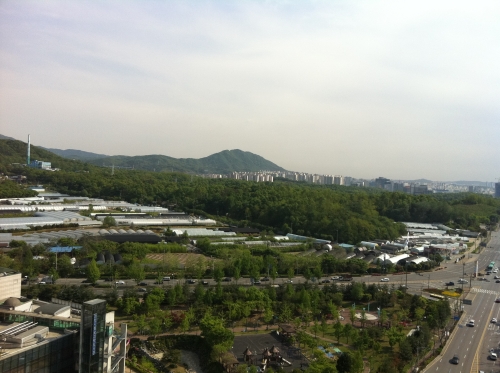 5차 보금자리 과천지구는 지난 2009년 ‘과천지식정보타운지구’로 지정됐으나 LH의 자금난으로 사업추진이 지지부진하자, 이번에 보금자리주택지구로 전환ㆍ개발된다. 과천시 사상 첫 보금자리주택이 들어설 갈현동 일대 전경 사진.