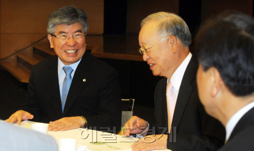 김중수 한국은행총재는 18일 대한상공회의소(회장 손경식)에서 열린 조찬간담회에서 "최근의 대내외 경제환경과 정책과제"를 주제로 간담회를 갖고 있다. 박현구 기자phko@heraldm.com 2011.05.18
김중수 한국은행총재는 18일 대한상공회의소(회장 손경식)에서 열린 조찬간담회에서 "최근의 대내외 경제환경과 정책과제"를 주제로 간담회를 갖고 있다. 박현구 기자phko@heraldm.com 2011.05.18
김중수 한국은행 총재는 18일 대한상의가 주최한 CEO 조찬 간담회에 참석, “가계나 기업의 과다차입 유인이 발생하지 않도록 통화정책을 운용하겠다”고 밝혔다. 김 총재는 또 “가계부채의 연착륙을 유도하고 한계기업에 대한 구조조정을 꾸준히 추진하겠다”고 강조했다.   박현구 기자phko@heraldm.