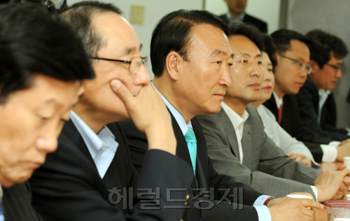한나라당 안경률 의원 등 친이계 의원들의 최대 모임인 ‘함께 내일로’ 소속 의원들이 18일 오전 여의도의 사무실에서 모임의 진로에 관해 논의를 하고 있다.양동출dcyang@heraldm.com/110518
한나라당 안경률 의원 등 친이계 의원들의 최대 모임인 ‘함께 내일로’ 소속 의원들이 18일 오전 여의도의 사무실에서 모임의 진로에 관해 논의를 하고 있다.양동출dcyang@heraldm.com/110518