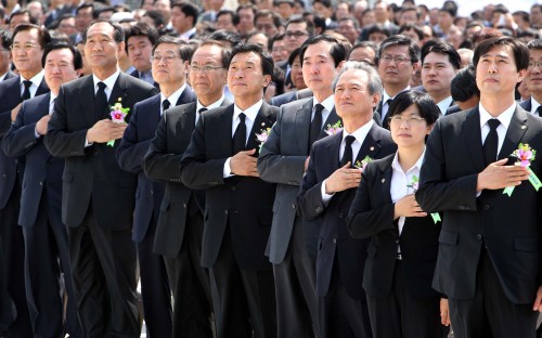 <YONHAP PHOTO-1394> 5.18 31주년 기념식 (광주=연합뉴스) 형민우 기자 = 5.18 광주민주화운동 31주년 기념식이 18일 오전 광주 북구 운정동 국립 5.18민주묘지에서 엄수돼 김황식 국무총리와 각 당 대표들이 국기에 대해 경례를 하고 있다. 2011.5.18 minu21@yna.co.kr/2011-05-18 10:19:29/ <저작권자 ⓒ 1980-2011 ㈜연합뉴스. 무단 전재 재배포 금지.>
<YONHAP PHOTO-1394> 5.18 31주년 기념식 (광주=연합뉴스) 형민우 기자 = 5.18 광주민주화운동 31주년 기념식이 18일 오전 광주 북구 운정동 국립 5.18민주묘지에서 엄수돼 김황식 국무총리와 각 당 대표들이 국기에 대해 경례를 하고 있다. 2011.5.18 minu21@yna.co.kr/2011-05-18 10:19:29/ <저작권자 ⓒ 1980-2011 ㈜연합뉴스. 무단 전재 재배포 금지.>
5.18 광주민주화운동 31주년 기념식이 18일 오전 광주 북구 운정동 국립 5ㆍ18민주묘지에서 엄수돼 김황식 국무총리와 각 당 대표들이 국기에 대해 경례를 하고 있다. 황우여 한나라당 원내대표와 손학규 민주당 대표 등 여야 지도부가 총출동, 추모행사에 동참했다. [연합뉴스]