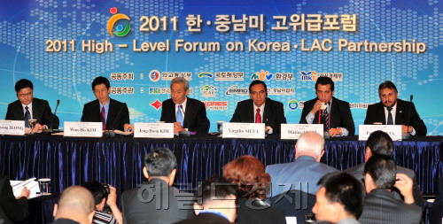 18일 오전 2011 한 중남미 고위급포럼이 서울 소공동 롯데호텔에서 개막돼 김종훈통상교섭본부장이 회의를 진행하고 있다.<br />김명섭기자 msiron@
18일 오전 2011 한 중남미 고위급포럼이 서울 소공동 롯데호텔에서 개막돼 김종훈통상교섭본부장이 회의를 진행하고 있다.
김명섭기자 msiron@