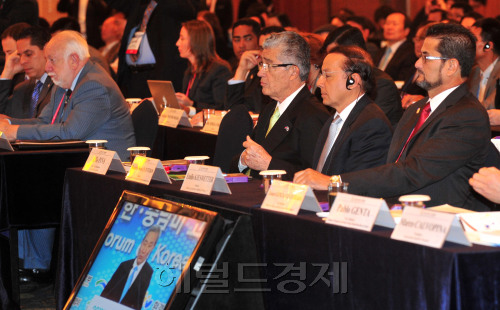18일 오전 2011 한 중남미 고위급포럼이 서울 소공동 롯데호텔에서 개막돼  Alfio Piva 코스타리카 부통령 및 각국 장차관들이 김종훈 통상교섭 본부장의 개회사를 듣고 있다.<br />김명섭기자 msiron@
18일 오전 2011 한 중남미 고위급포럼이 서울 소공동 롯데호텔에서 개막돼  Alfio Piva 코스타리카 부통령 및 각국 장차관들이 김종훈 통상교섭 본부장의 개회사를 듣고 있다.
김명섭기자 msiron@