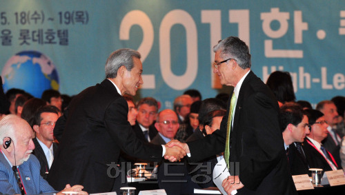 18일 오전 2011 한 중남미 고위급포럼이 서울 소공동 롯데호텔에서 개막돼  김종훈 통상교섭 본부장과 Alfio Piva 코스타리카 부통령이 인사를 나누고 있다.<br />김명섭기자 msiron@
18일 오전 2011 한 중남미 고위급포럼이 서울 소공동 롯데호텔에서 개막돼  김종훈 통상교섭 본부장과 Alfio Piva 코스타리카 부통령이 인사를 나누고 있다.
김명섭기자 msiron@