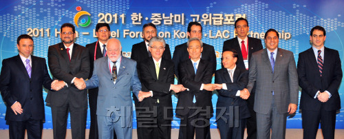 18일 오전 2011 한 중남미 고위급포럼이 서울 소공동 롯데호텔에서 개막돼 김종훈통상교섭본부장, Alfio Piva 코스타리카 부통령 및 각국 장차관들이 기념촬영을 하고 있다.<br />김명섭기자 msiron@
18일 오전 2011 한 중남미 고위급포럼이 서울 소공동 롯데호텔에서 개막돼 김종훈통상교섭본부장, Alfio Piva 코스타리카 부통령 및 각국 장차관들이 기념촬영을 하고 있다.
김명섭기자 msiron@