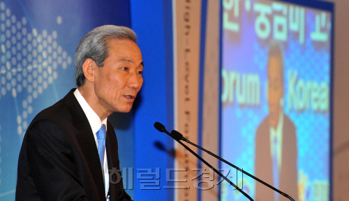 18일 오전 2011 한 중남미 고위급포럼이 서울 소공동 롯데호텔에서 개막돼 김종훈통상교섭본부장이 개회사를 하고 있다.<br />김명섭기자 msiron@
18일 오전 2011 한 중남미 고위급포럼이 서울 소공동 롯데호텔에서 개막돼 김종훈통상교섭본부장이 개회사를 하고 있다.
김명섭기자 msiron@