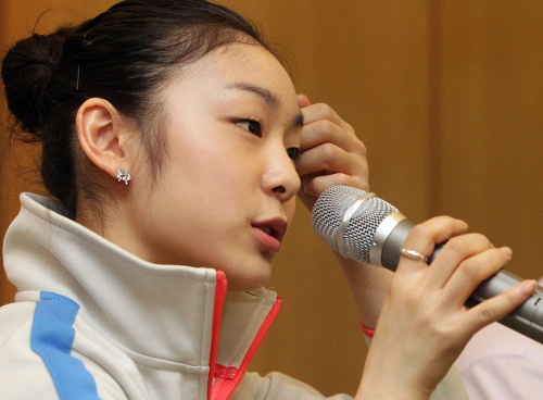 <YONHAP PHOTO-0799> 질문에 답하는 김연아 (영종도=연합뉴스) 최재구 기자 = 모스크바에서 열린 세계선수권대회에서 2위를 차지한 피겨요정 김연아가 2일 인천국제공항에서 열린 귀국기자회견에서 질문에 답하고 있다. 2011.5.2 jjaeck9@yna.co.kr/2011-05-02 10:58:33/ <저작권자 ⓒ 1980-2011 ㈜연합뉴스. 무단 전재 재배포 금지.>
Vancouver Olympic champion Kim Yu-na Yonhap News