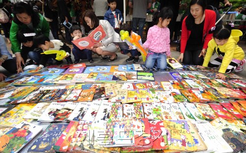 18일 오전 서울 성동구청에서 새마을 문고 주관으로  책 읽는 <br />사회 만들기 풍토 조성을 위해 '알끌 도서 교환전'이 열린 가운<br />데 어린이들이 책을 교환하며 즐거워하고 있다. 박해묵 기<br />자/mook@heraldm.com
18일 오전 서울 성동구청에서 새마을 문고 주관으로  책 읽는
사회 만들기 풍토 조성을 위해 '알끌 도서 교환전'이 열린 가운
데 어린이들이 책을 교환하며 즐거워하고 있다. 박해묵 기
자/mook@heraldm.com